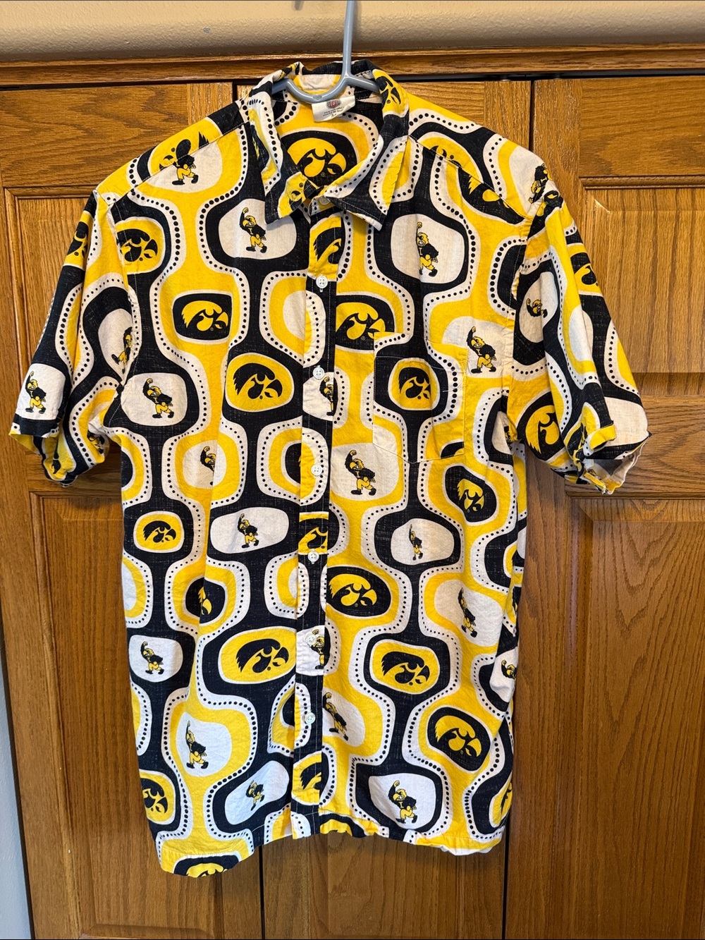 Iowa Hawkeyes Short-Sleeve Button-Down Shirt - Yellow/Black/White
